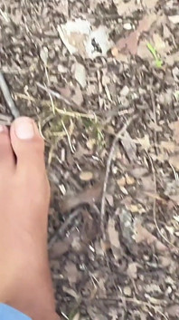 Maman marche pieds nus dehors