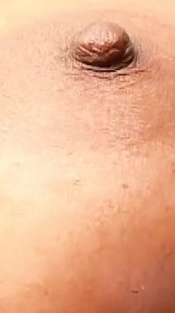 Troia puttana ebano con tette grandi viene sbattuta duramente da un cazzo nel suo stretto culo sexy