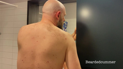 Beardedcummer: Tati Urs își rade capul chel, fără spermă