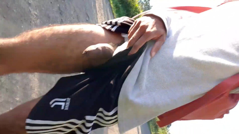 vergar4_daviid: Tânărul exhibiționist își arată pula în timp ce se plimbă