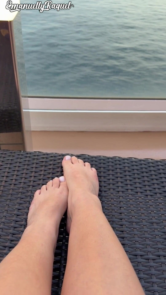 Emanuelly Raquel: Friday Fetish My Sexy Feet Worship