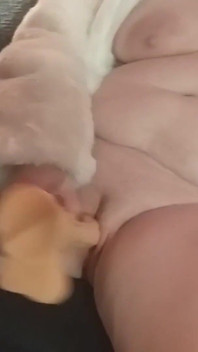La nonna tedesca gioca con i più eccitanti e grandi giocattoli