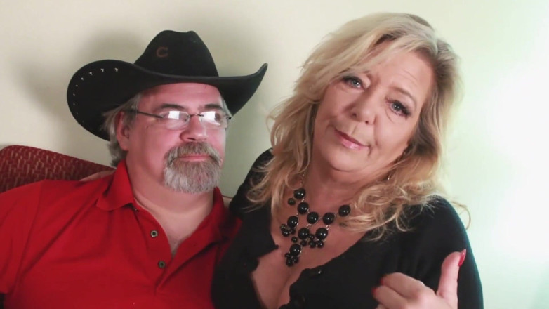 Dirty male dom, femdom, spanking and pegging vids: Behaarte milf in high heels reitet den schwanz eines jüngeren...