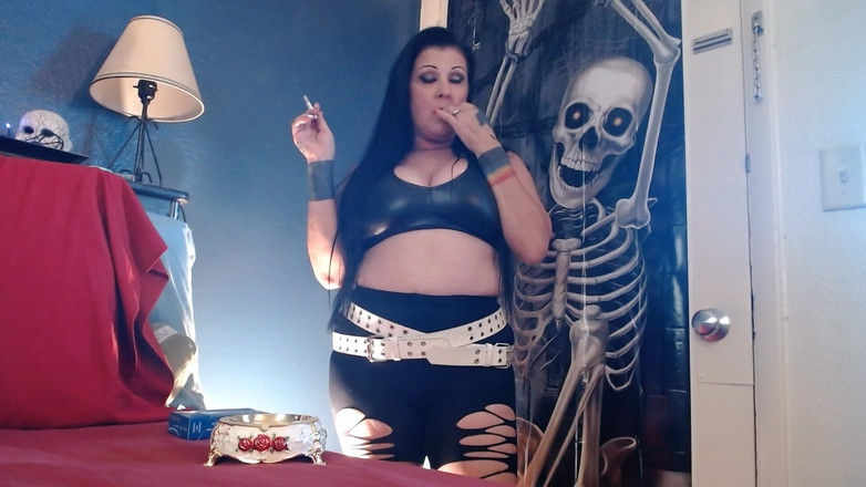 Abby Anna: Lúdica emoção de Halloween fumando