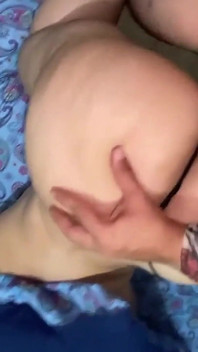 A mãe gordinha gostosa da minha melhor amiga me oferece sua bunda grande de quatro