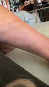 BUNICĂ SEXY MATURĂ ARE PARTE DE O LOVITURĂ MASIVĂ DE SPERMĂ PE PICIOARE