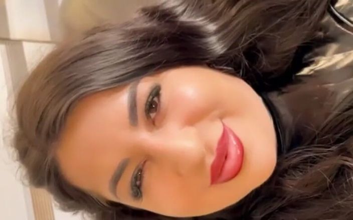LadyAyse5: La dea rilassa lo schiavo e serve