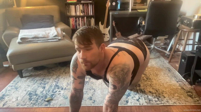 Dirtytrisha: 在私人吮吸我穿着蕾丝礼服的假阳具