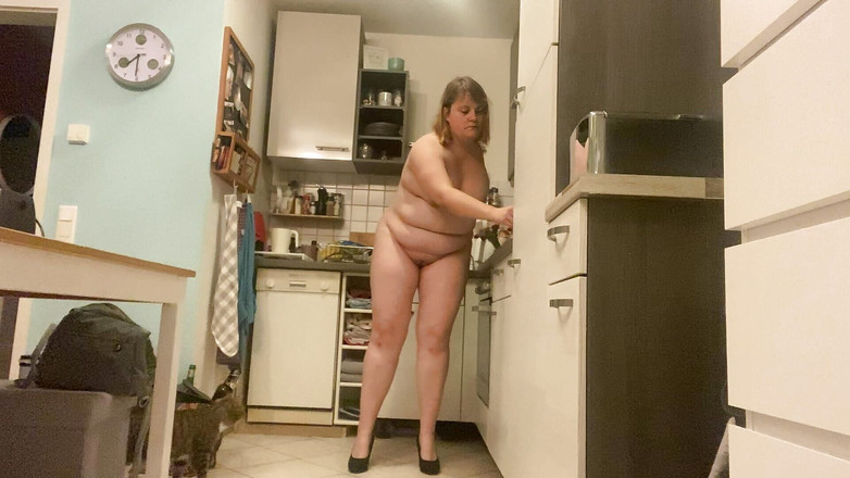 Deutsche Anna: Pazza ragazza amputata depone le uova con i tacchi alti