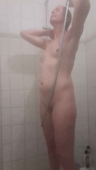 minoesje37: Une femme mature sous la douche vous taquine - solo