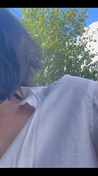 Vado poco lontano dalla mia auto fumando una sigaretta e le tette che rimbalzano in camicia maschile per ottenere un posto privato per masturbarmi e veloce
