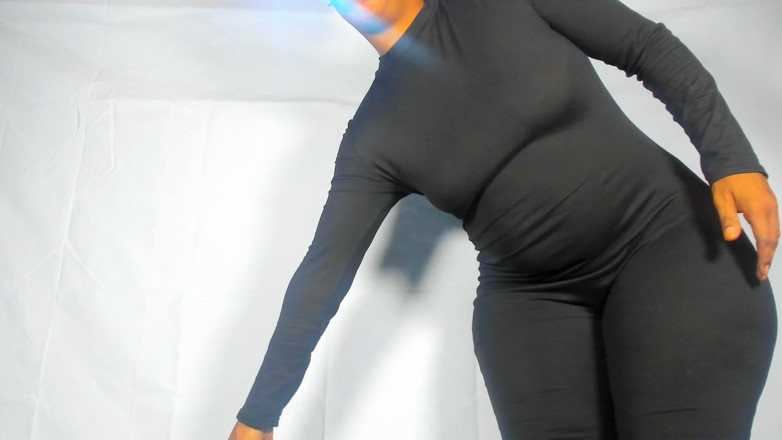 AnalEbony: Dikke kont zandloper vorm in Jump-suite ...