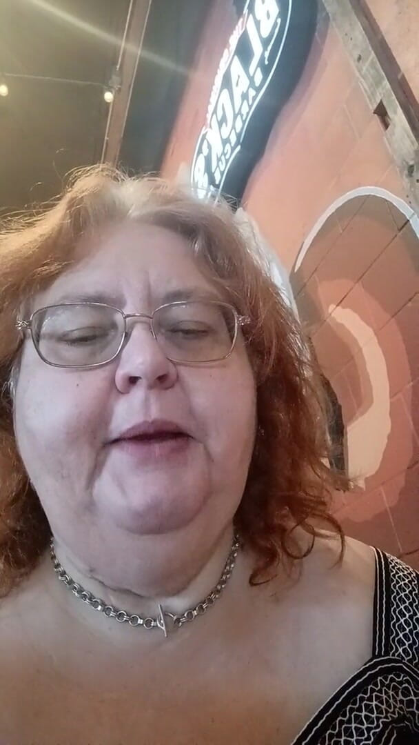 BBW nurse Vicki adventures with friends: Chutná žebírka večeře ve starém bbq obchodě