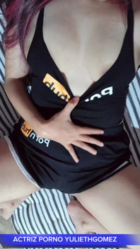 Una studentessa del college fa una videochiamata con una colombiana