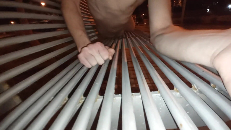 Dan Eagle: Berjalan totally naked di jalan