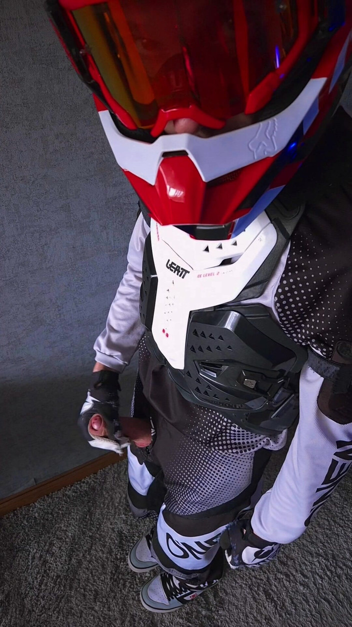 Sneakersmax98: Кінчай на шолом, поки ніхто не дивився.