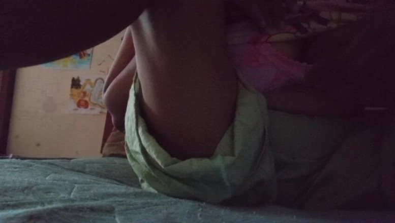 Miya White: India Anne Musterbation en la noche en su cama amor...