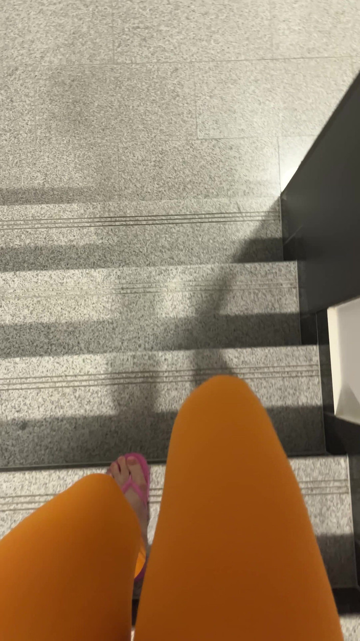 Feet: Мне нравится ходить в розовых шлепанцах
