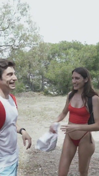 Un couple dans la vraie vie fait un trio dans la nature et se douche - randonnée de fessée au cinéma du désir par Erika Lust