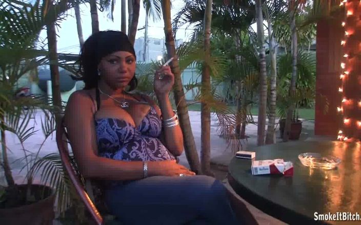 Smoke it bitch: Doamnă dominicană smokey țâțoasă