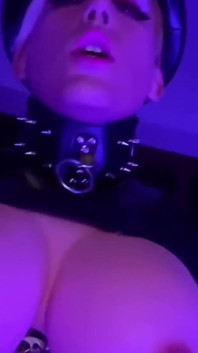 Schiava trans si in faccia da sola