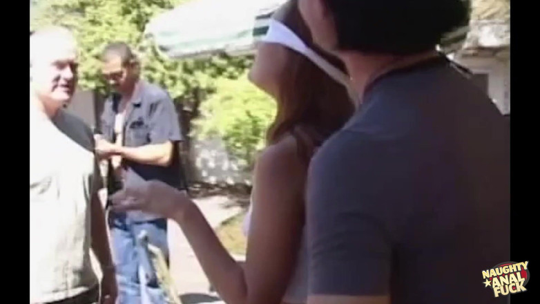 Naughty anal fuck: Ця брюнетка виглядає мило, але таємно обожнює, коли купа чоловіків кінчає на неї