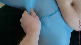 Masser le pénis d’un inconnu en collants