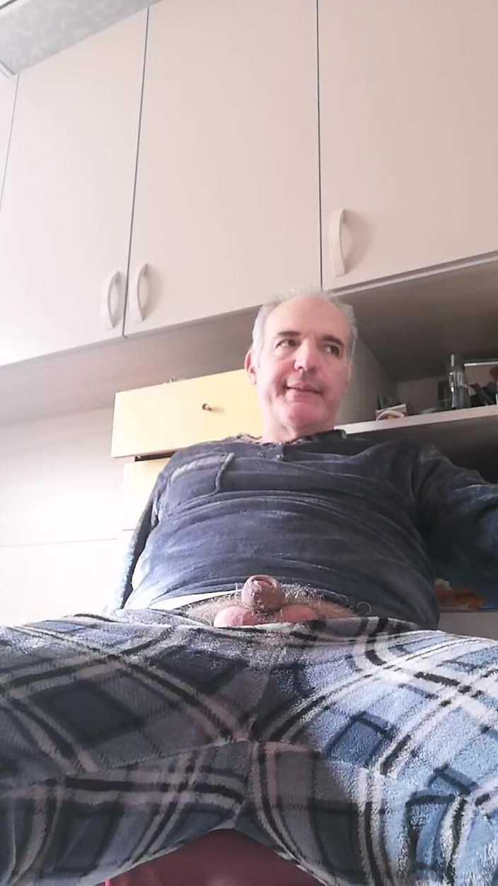 Setesesso7: Uzun bir Pazar günü penisimi mastürbasyon ve boş plastik şişeye işemek