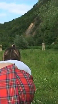 Der joggin-lehrer nimmt seinen jungen studenten in den wald und fickt ihre enge muschi