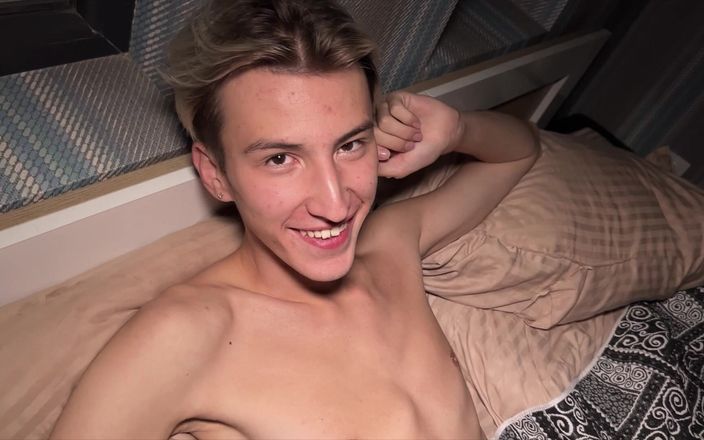 Sandro Jenner: Lindo twink masturba su enorme polla con su papi