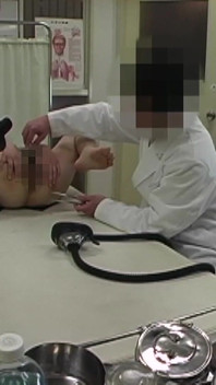 Donne che si sentono imbarazzate durante il loro primo esame fisico
