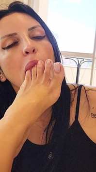Dea Kiffa E Vitoria Vonteese - L'insegnante Sorprende Gli Studenti Ad Venerare I Piedi E Li Rimette in Detenzione Dei Piedi