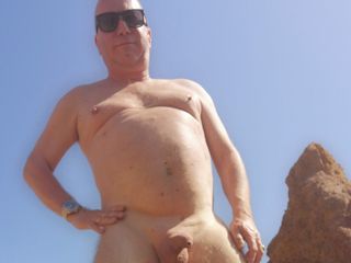 Robert Ellis nude page: Robert khỏa thân trên bãi biển