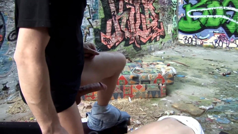Backdoor Films: Niesamowita blondynka nastolatka cieszy dong kolesia na zewnątrz