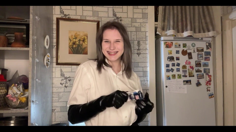 MertyXXX: Eldiven içinde sigara içiyor