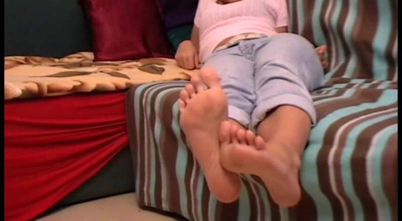 Foot Girls: Meladyの裸の大きな足のクローズアップ