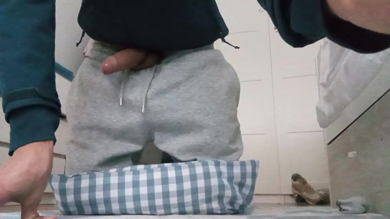 Elvissc: The Fitness Trainer Jerks off Inside His Pants and Shows...
