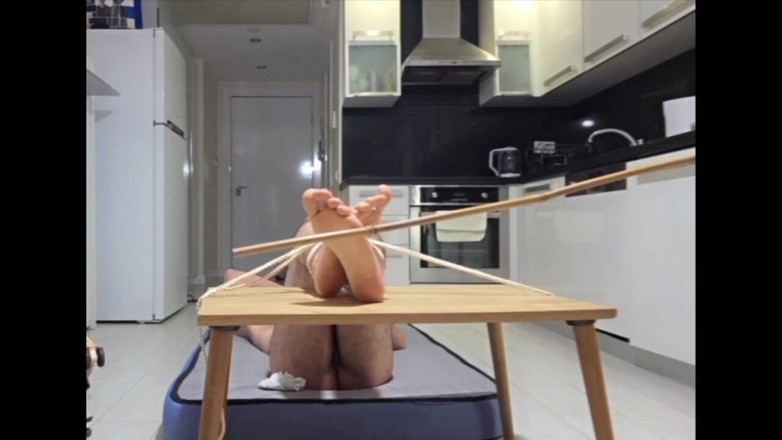 Mistressrola: Lo spaccò perché il mio servo non obbedisce ai miei...