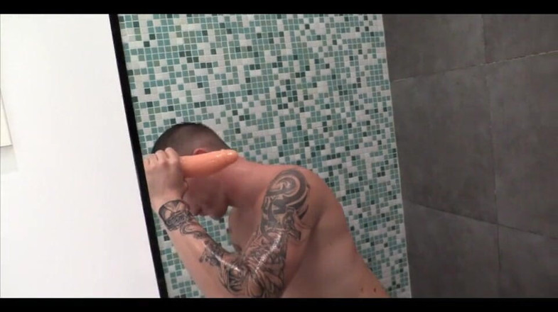 Trenton Ducati: James Ryder शॉवर में अपनी गांड में विशाल डिल्डो डालता है