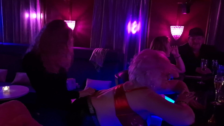 PureVicky66: Veřejný bar prstění Frenzy - zralá holka kape mokrá