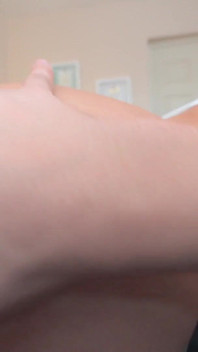 POV: das Mädchen mit dickem arsch im Fitnessstudio bittet mich um Hilfe bei ihrer Cardio-Routine.