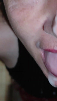 Sexy milf macecha kouří nevlastního syna se spermatem v ústech