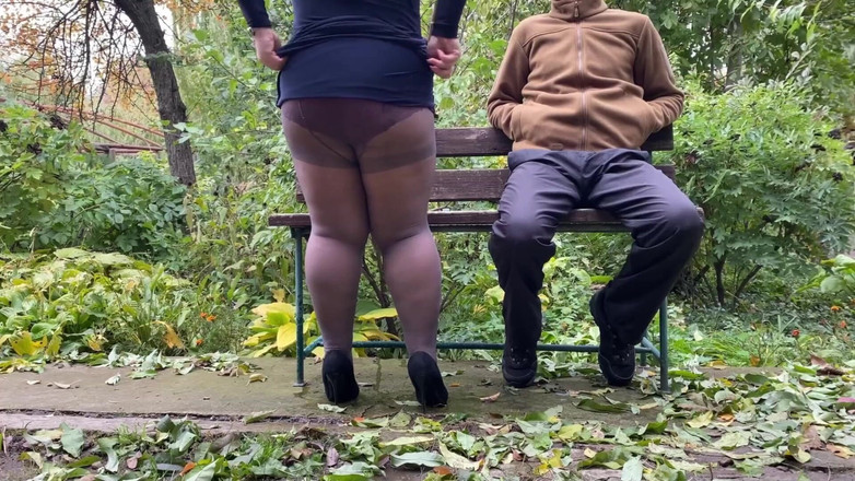 OurFetishLife: मुझे अपनी सौतेली माँ को पेशाब करते हुए देखना अच्छा लगता है