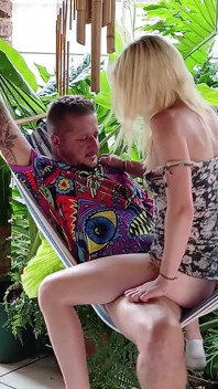 Hawaje jebanie na zewnątrz z małą drobną blondynką Hawaian