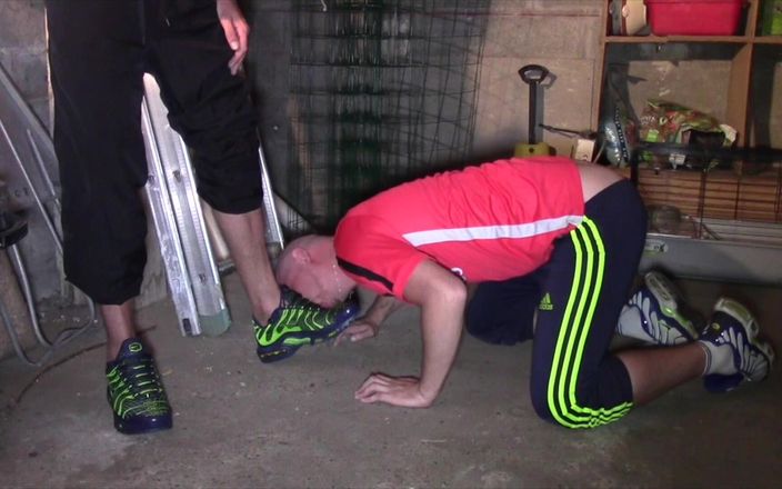 GAY USED RAW BY STRAIGHT BOY CURIOUS: 2088 荡妇leo在snekaer被badboy干