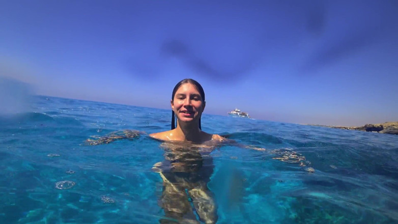 GoldTeachers: Une superbe fille nage nue sur la plage