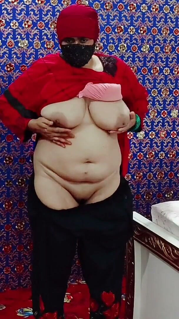 IndianHindiXxx: 大きなTited Desi Bhabhiオーガズムと巨大なディルド