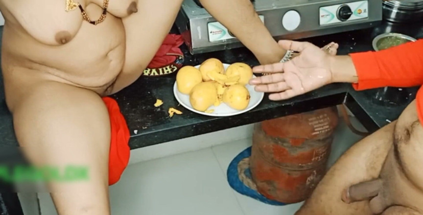 Kavitha_Vintho_: Indian Desi Aunty Show Our Hot Boobs in Kitchen Our...