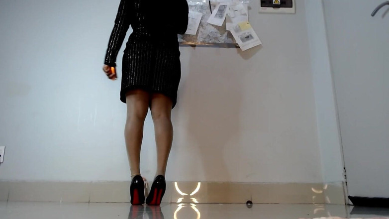 Maeling: Office Tiny Brat Crushed by Giantess Boss - One