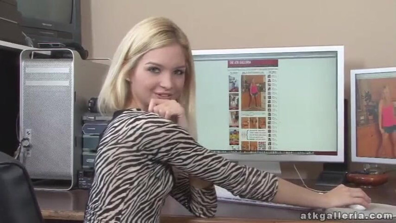 ATKIngdom Fans: Une petite blonde se masturbe